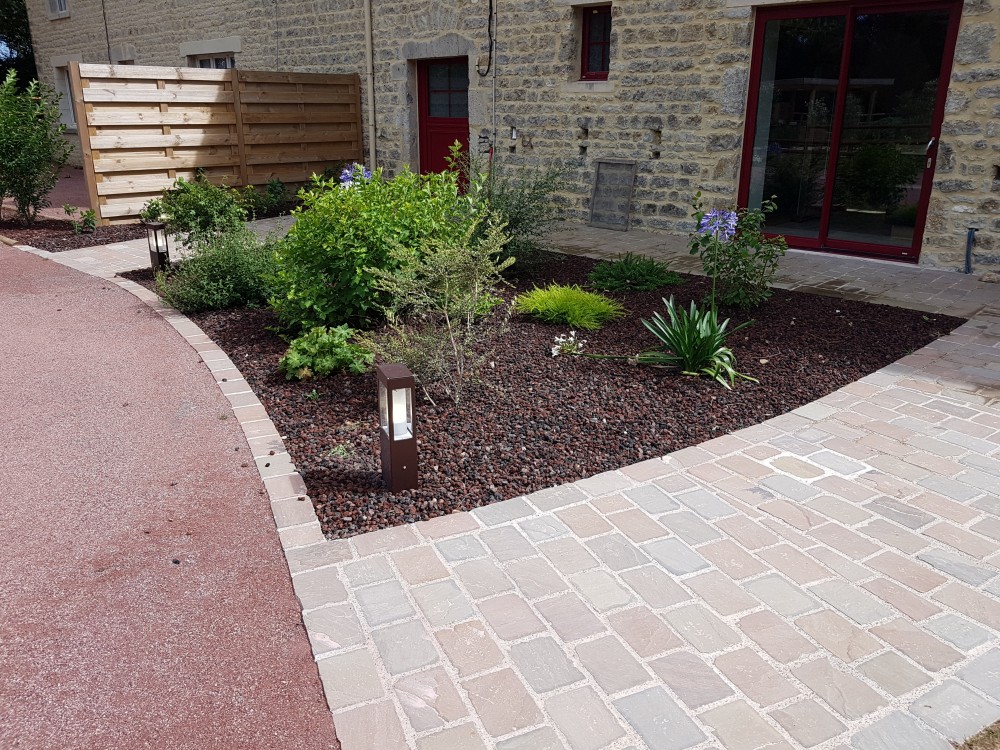 Realisation De Cours Et Allees Dans Le Cotentin Pour Vos Jardins Et Exterieurs D Entreprise Avec Amiot Espaces Verts